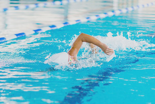 اصلاح حرکات شنا در استخر